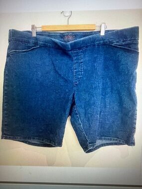 Chic Classic Women Pull On Pockets Blue Denim Shorts Plus Size 24W